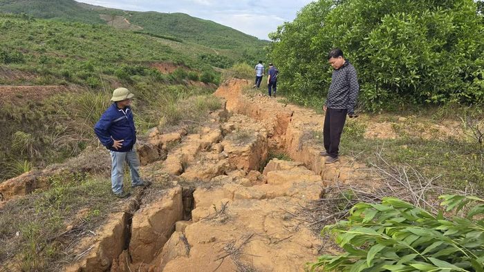 Khu vực núi Chòi có nhiều vị trí sụt lún sâu từ 2-3m, có nơi lên tới 5-7m, tạo thành những rãnh lớn.