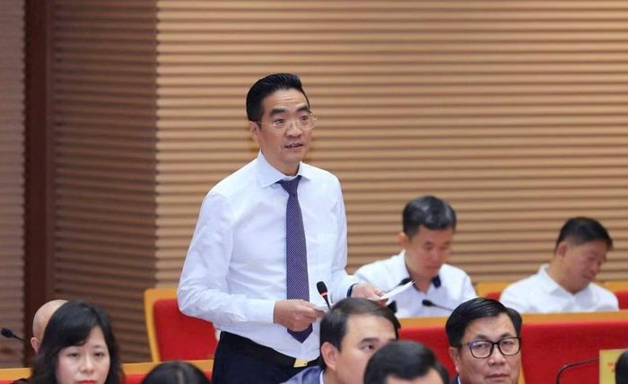 Giám đốc Sở Quy hoạch - Kiến trúc Nguyễn Trọng Kỳ Anh trả lời chất vấn tại hội trường