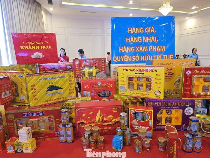 Các sản phẩm hàng giả, hàng nhái thương hiệu "Yến sào Khánh Hòa" được trưng bày tại hội thảo để các đại biểu nhận biết. Ảnh: Tuấn Nguyễn.
