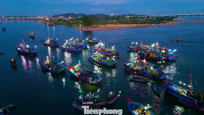Khác với những khu chợ truyền thống trên bờ, mọi hoạt động mua bán tại đây diễn ra ngay trên mặt nước.