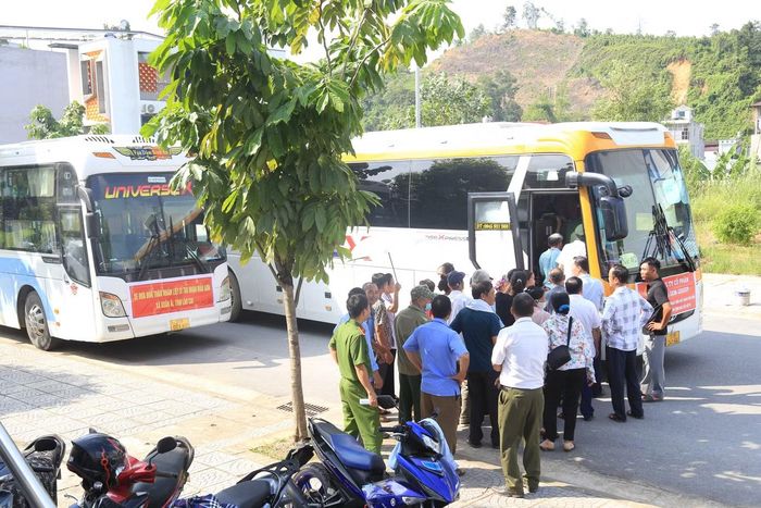 Những chuyến xe đưa đón thân nhân liệt sĩ thu nhận mẫu ADN.