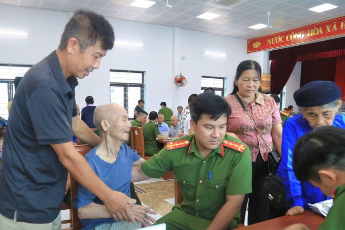 Thân nhân liệt sĩ được lấy mẫu ADN tại phường Yên Bái, tỉnh Lào Cai.