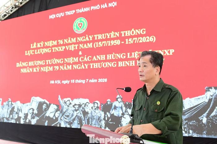 Ông Nguyễn Văn Đính - Chủ tịch Hội Cựu TNXP thành phố Hà Nội, trình bày bài Văn tế tưởng niệm các Anh hùng liệt sĩ TNXP. Ảnh: Xuân Tùng