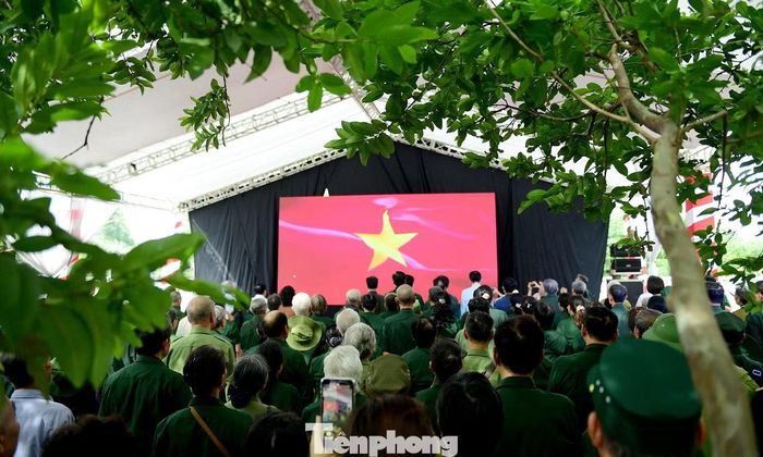 Đại biểu thực hiện nghi lễ chào cờ tại chương trình. Ảnh: Xuân Tùng