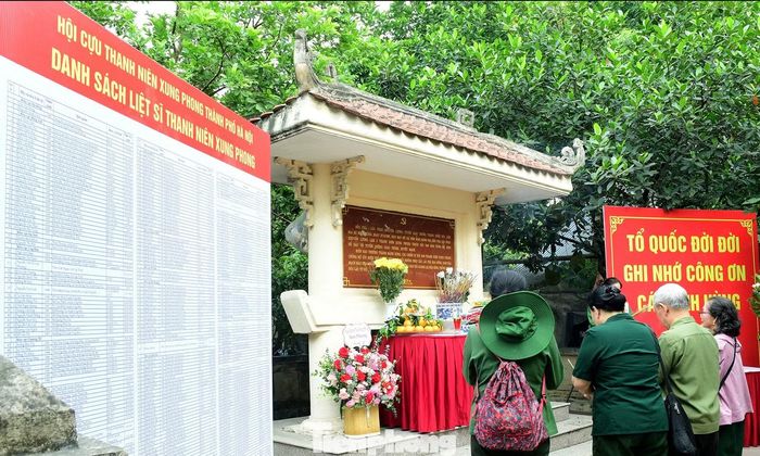 Nhà bia Di tích Cách mạng Bến phà Cầu phao Khuyến Lương trong sáng 15/5. Ảnh: Xuân Tùng
