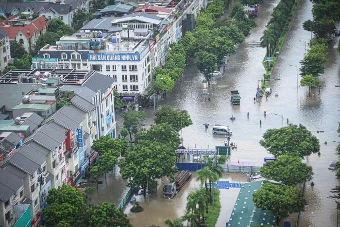 Hạ tầng kỹ thuật chưa đồng bộ khiến nhiều khu đô thị mới tại Hà Nội dễ dàng biến thành điểm đen úng ngập cục bộ mỗi khi mưa bão.