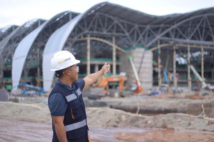 Ông Vũ Mạnh Cường - Giám sát xây dựng Ban Quản lý Dự án Trung tâm Hội nghị APEC (Tập đoàn Sun Group), cho biết mục tiêu là hoàn thiện mặt ngoài vào cuối tháng 10/2026, sau đó tập trung toàn lực cho công tác lắp đặt nội thất, hệ thống kỹ thuật, thiết bị... để kịp bàn giao công trình vào giữa năm 2027.