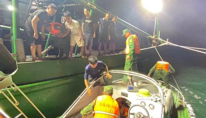 Đồn Biên phòng Quỳnh Thuận cử lực lượng quân y dùng cano tiếp cận tàu của ngư dân để cứu hộ.