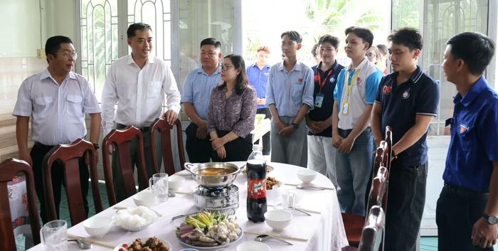 Từ sáng sớm, không khí tại căn nhà của gia đình bà Châu Thị Hài (phường Ô Môn, TP. Cần Thơ) đã trở nên rộn ràng, ấm áp hơn hẳn ngày thường. Trong ảnh, anh Trần Việt Tuấn - Phó Bí thư Thành Đoàn, Chủ tịch Hội Sinh viên Việt Nam TP. Cần Thơ; ông Lê Minh Hải Hậu - Chủ tịch UBND phường Ô Môn, đại diện các ban ngành địa phương đến thăm hỏi, động viên gia đình bà Hài.