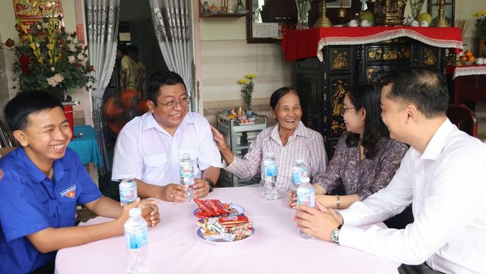 Anh Nguyễn Thế Phi - Chi hội trưởng Chi hội Sinh viên Cần Thơ 2, Trường Đại học Nam cần Thơ chia sẻ: "Bữa cơm hôm nay tuy giản dị nhưng chứa đựng tất cả tình cảm, lòng biết ơn sâu sắc của thế hệ trẻ hôm nay đối với các bậc tiền nhân. Được cùng gia đình chuẩn bị mâm cơm cúng và ngồi lại bên nhau giúp mỗi chiến sĩ tình nguyện cảm nhận sâu sắc hơn giá trị của hòa bình, từ đó hun đúc tinh thần trách nhiệm, nỗ lực cống hiến nhiều hơn cho cộng đồng’.