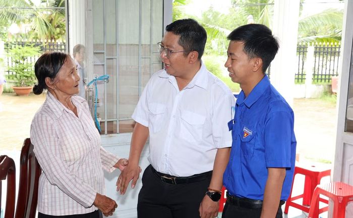Bà Châu Thị Hài (trái) là cháu, gọi nhà cách mạng Châu Văn Liêm là bác. Hiện bà là người đại diện thờ tự của cố Bí thư An Nam Cộng sản Đảng Châu Văn Liêm. Trong ảnh, anh Trần Việt Tuấn - Phó Bí thư Thành Đoàn, Chủ tịch Hội Sinh viên Việt Nam TP. Cần Thơ (áo trắng) thăm hỏi, trò chuyện cùng bà Hài.