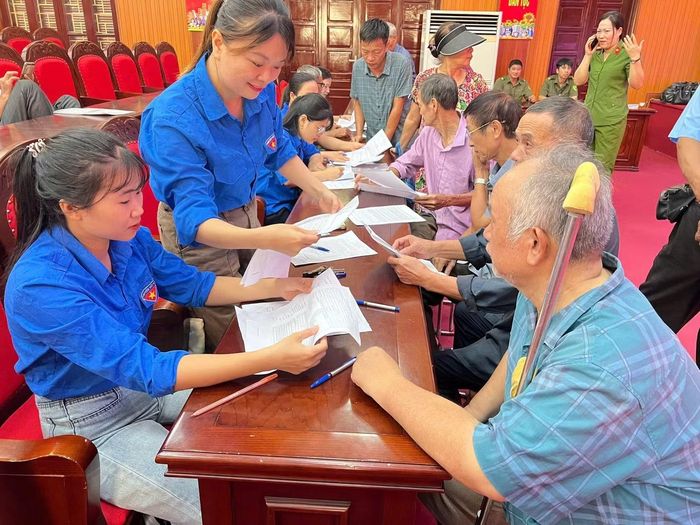 Đoàn viên xã Tiên Du hỗ trợ cơ quan chức năng lấy mẫu ADN của thân nhân liệt sĩ.