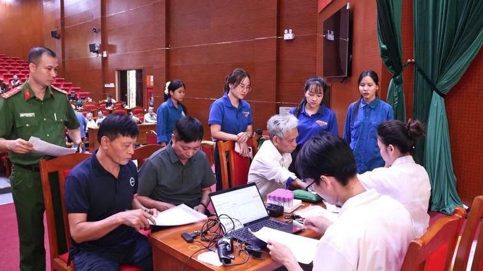 Đoàn viên xã Hiệp Hòa hỗ trợ cơ quan chức năng lấy mẫu ADN của thân nhân liệt sĩ.