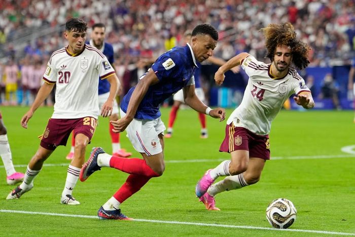 Kylian Mbappé của Pháp và Marc Cucurella của Tây Ban Nha.