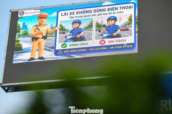 Bên cạnh thông tin giao thông theo thời gian thực, các bảng VMS còn trình chiếu video, hình ảnh động và đồ họa trực quan về an toàn giao thông, giúp thông điệp tuyên truyền trở nên sinh động, dễ tiếp cận với người đi đường.