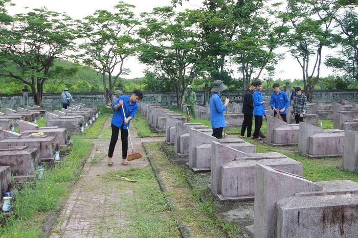 Hướng tới kỷ niệm 79 năm Ngày Thương binh - Liệt sĩ, Đoàn xã Can Lộc phối hợp với các đơn vị ra quân vệ sinh, chỉnh trang Nghĩa trang Liệt sĩ, góp phần thể hiện đạo lý "Uống nước nhớ nguồn".