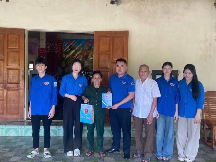  Đại diện Tỉnh Đoàn Hà Tĩnh cho biết, các hoạt động tri ân trong Tháng 7 được triển khai đồng loạt tại các cơ sở đoàn trên địa bàn tỉnh với nhiều hình thức phong phú, thiết thực như thăm hỏi, tặng quà gia đình chính sách, cựu thanh niên xung phong, chỉnh trang nghĩa trang liệt sĩ, khám, cấp phát thuốc miễn phí và tổ chức các hoạt động giáo dục truyền thống. Qua đó, góp phần lan tỏa đạo lý "Uống nước nhớ nguồn", bồi đắp lý tưởng cách mạng, tinh thần trách nhiệm và lòng biết ơn của thế hệ trẻ đối với các thế hệ cha anh đã cống hiến, hy sinh vì độc lập, tự do của Tổ quốc. 