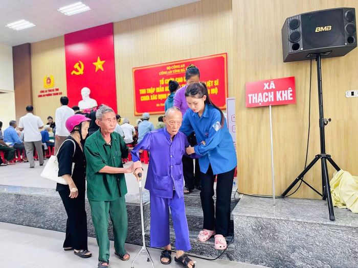  Đoàn viên, thanh niên xã Thạch Khê hỗ trợ thân nhân liệt sĩ trong đợt cao điểm thu nhận mẫu sinh phẩm ADN, góp phần giúp hoạt động diễn ra nhanh chóng, thuận lợi. 
