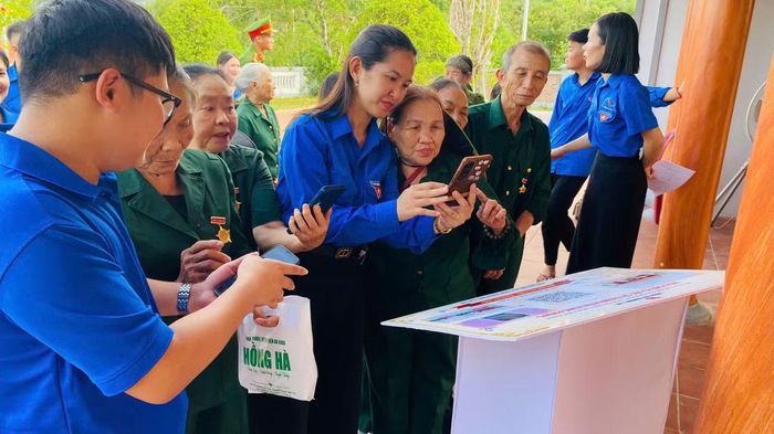  Trong dịp này, Đoàn xã Trường Lưu cũng tổ chức ra mắt công trình thanh niên số tại địa chỉ đỏ, đồng thời thăm hỏi, trao quà tri ân các cựu thanh niên xung phong. 