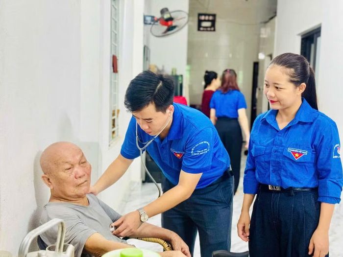  Chi đoàn Trung tâm Y tế Thạch Hà tổ chức khám sức khỏe, tư vấn và cấp phát thuốc miễn phí cho các cựu thanh niên xung phong cao tuổi, ốm đau, có hoàn cảnh khó khăn trên địa bàn. 