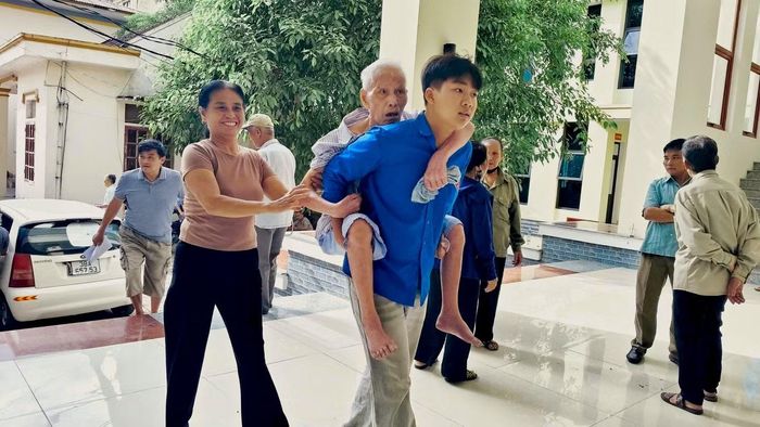  Trước đó, trong đợt cao điểm thu nhận mẫu sinh phẩm ADN thân nhân liệt sĩ trên địa bàn Hà Tĩnh, lực lượng đoàn viên, thanh niên cũng đã phát huy tinh thần xung kích khi hỗ trợ người dân hoàn thiện thủ tục, hướng dẫn phân luồng, nhập dữ liệu và đồng hành cùng các gia đình trong suốt quá trình lấy mẫu. 