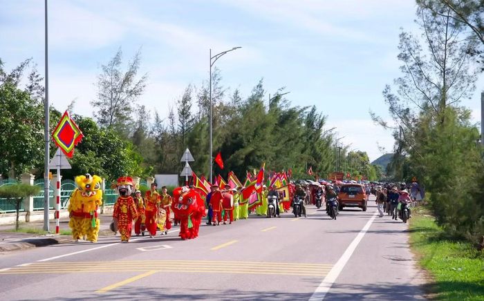 Điểm nhấn đặc sắc nhất của lễ hội là nghi lễ rước và thi “Ông Voi”, một phong tục độc đáo gắn với đời sống tín ngưỡng của cộng đồng cư dân Trà Cổ từ hàng trăm năm qua.