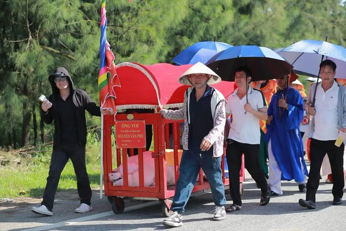 Đoàn rước đi qua các tuyến đường của làng biển, thu hút đông đảo người dân và du khách đứng hai bên đường theo dõi. Không khí trang nghiêm nhưng cũng náo nhiệt, tạo nên nét riêng khó trộn lẫn của lễ hội đình Trà Cổ.