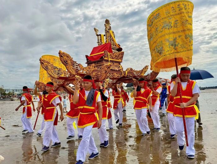 Thông qua lễ hội, những phong tục, nghi thức và quy ước cộng đồng tiếp tục được truyền lại cho thế hệ trẻ. Đây cũng là cách người dân gìn giữ mối liên kết giữa các gia đình, dòng họ và bảo tồn bản sắc của làng biển lâu đời.