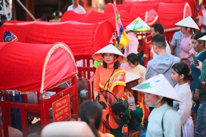 Tại đình, các “Ông Voi” được đặt ngay ngắn để thực hiện nghi lễ và chấm thi. Việc lựa chọn “Ông Voi” đẹp căn cứ vào nhiều yếu tố như hình dáng, độ cân đối và quá trình chăm sóc.