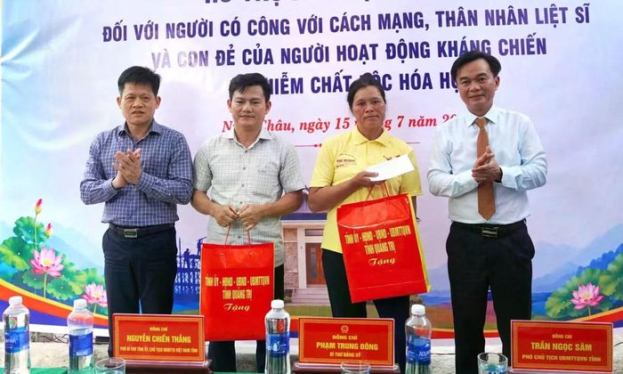 Lãnh đạo tỉnh Quảng Trị tặng quà cho các gia đình chính sách tại buổi lễ khởi công.