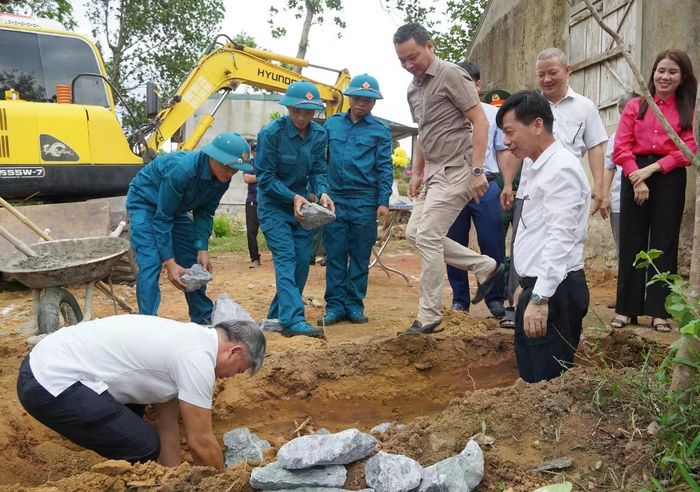 Các đại biểu thực hiện nghi lễ đặt móng cho ngôi nhà tình nghĩa tại lễ khởi công.