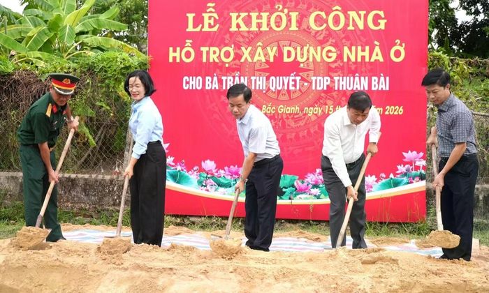 Bí thư Tỉnh ủy và Chủ tịch UBND tỉnh Quảng Trị tham gia khởi công ngôi nhà tình nghĩa tại phường Bắc Gianh.