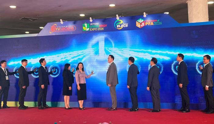  Các đại biểu bấm nút khai mạc chuỗi triển lãm tại TPHCM 