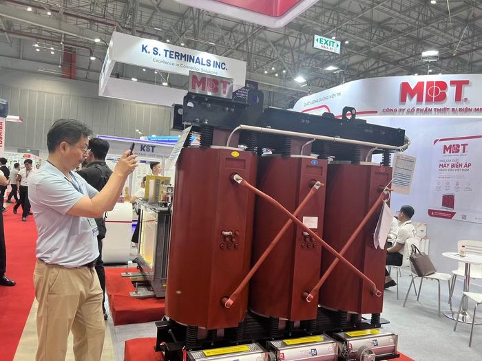  Khách tham quan các mô hình, thiết bị tiết kiệm năng lượng tại triển lãm 