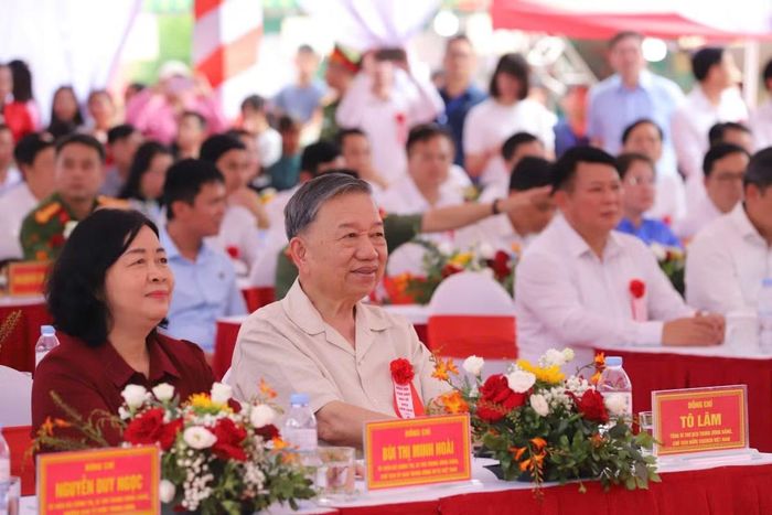 Cùng dự Ngày hội toàn dân bảo vệ an ninh Tổ quốc năm 2026 còn có các đồng chí Ủy viên Bộ Chính trị: Chủ tịch Ủy ban Trung ương Mặt trận Tổ quốc Việt Nam Bùi Thị Minh Hoài, Trưởng Ban Tổ chức Trung ương Nguyễn Duy Ngọc, Chủ nhiệm Ủy ban Kiểm tra Trung ương Trần Sỹ Thanh, Trưởng Ban Tuyên giáo và Dân vận Trung ương Trịnh Văn Quyết, Trưởng Ban Chính sách và Chiến lược Trung ương Nguyễn Thanh Nghị và Đại tướng Lương Tam Quang, Bộ trưởng Bộ Công an.