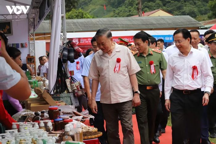 Tổng Bí thư, Chủ tịch nước Tô Lâm cùng các đại biểu thăm các gian hàng đặc sản địa phương của người dân.