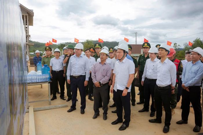 Phó Thủ tướng Lê Tiến Châu nghe báo cáo tình hình thực hiện dự án, tiến độ xây dựng các trường liên cấp vùng biên giới TP. Huế.