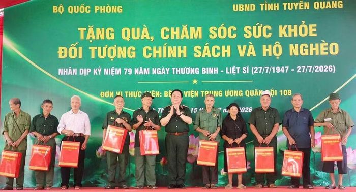 Đại tướng Nguyễn Trọng Nghĩa tặng quà cho các gia đình chính sách, hộ nghèo trên địa bàn xã Thanh Thủy. (Ảnh: Báo Tuyên Quang)