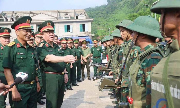 Đại tướng Nguyễn Trọng Nghĩa hỏi thăm, động viên các lực lượng rà phá bom mìn tại xã Thanh Thủy. (Ảnh: Báo Tuyên Quang)