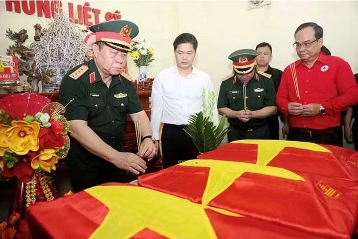 Đại tướng Nguyễn Trọng Nghĩa và Đoàn công tác thắp hương tri ân các liệt sĩ tại Đội Tìm kiếm, quy tập hài cốt liệt sĩ, Bộ Chỉ huy Quân sự tỉnh Tuyên Quang. (Ảnh: Báo Tuyên Quang)