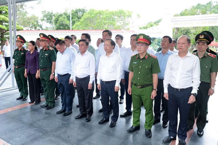 Thường trực Ban Bí thư và các đại biểu tưởng nhớ các Anh hùng liệt sĩ tại Di tích quốc gia đặc biệt Ngã ba Đồng Lộc.