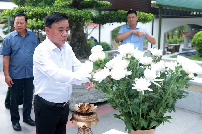 Thường trực Ban Bí thư dâng hoa viếng mộ 10 nữ Anh hùng liệt sĩ thanh niên xung phong hy sinh tại Ngã ba Đồng Lộc.