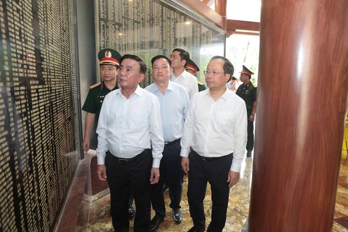 Nhà bia tưởng niệm Liệt sĩ thanh niên xung phong toàn quốc - nơi ghi danh hơn 4.000 liệt sĩ thanh niên xung phong trong cả nước.