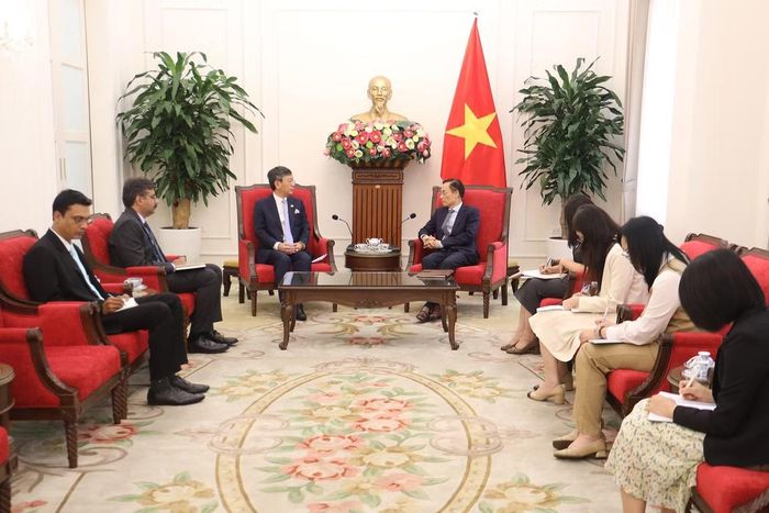 Bộ trưởng Ngoại giao Lê Hoài Trung tiếp Đại sứ Ấn Độ tại Việt Nam Tshering Sherpa. Ảnh: Mofa