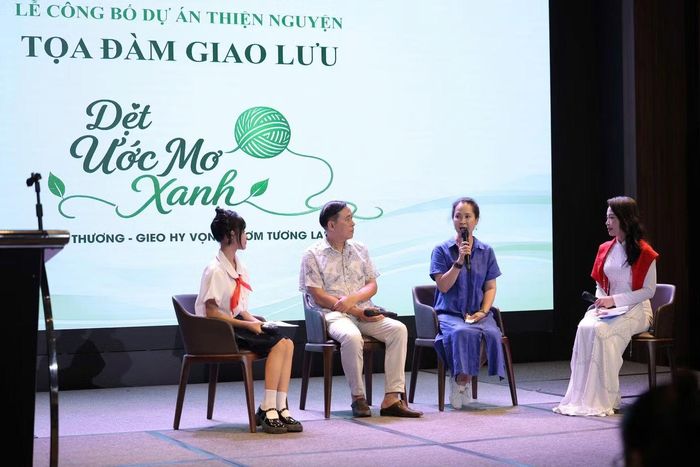 Đại sứ chương trình Dệt Ước Mơ Xanh - NSUT Đỗ Kỷ và NSND Lan Hương giao lưu tại chương trình chiều 15/7.