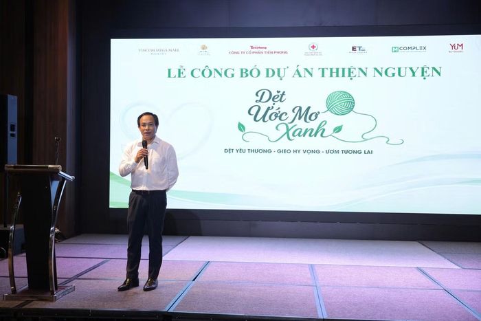 Ông Trịnh Xuân Quang, Giám đốc Trung tâm Đào tạo và Truyền thông, Công ty Cổ phần Tiền Phong - Báo Tiền Phong chia sẻ tại buổi lễ công bố dự án thiện nguyện Dệt Ước Mơ Xanh.