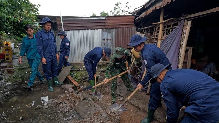 Lực lượng chức năng tiến hành khai quật vị trí nghi có liệt sĩ hy sinh.