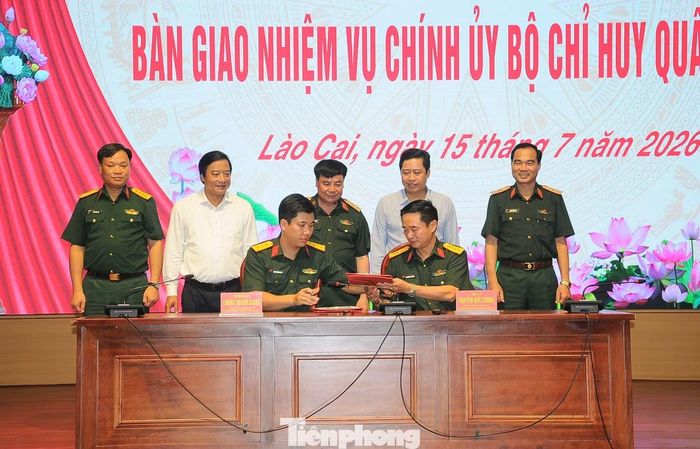 Trung tướng Phạm Đức Duyên - Bí thư Đảng ủy, Chính ủy Quân khu 2, cùng lãnh đạo hai tỉnh chứng kiến ký kết bàn giao.