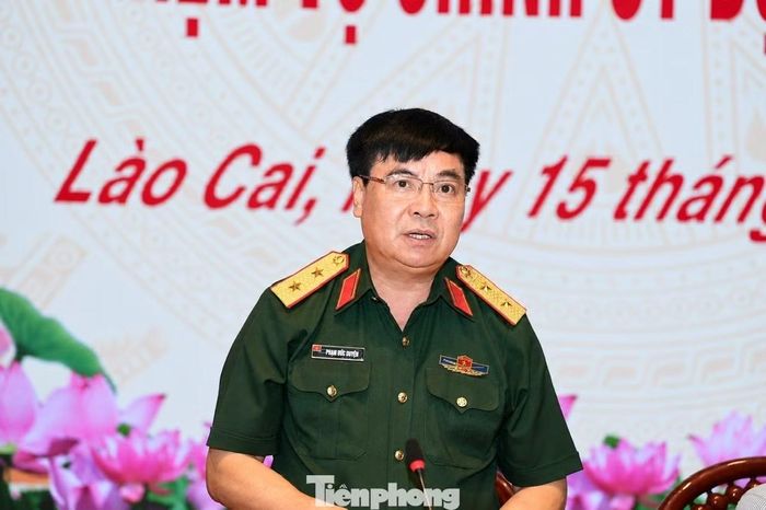 Trung tướng Phạm Đức Duyên - Bí thư Đảng ủy, Chính ủy Quân khu 2, phát biểu tại hội nghị.