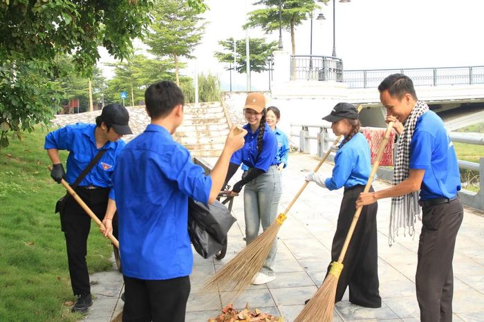 Các tình nguyện viên dọn vệ sinh môi trường
